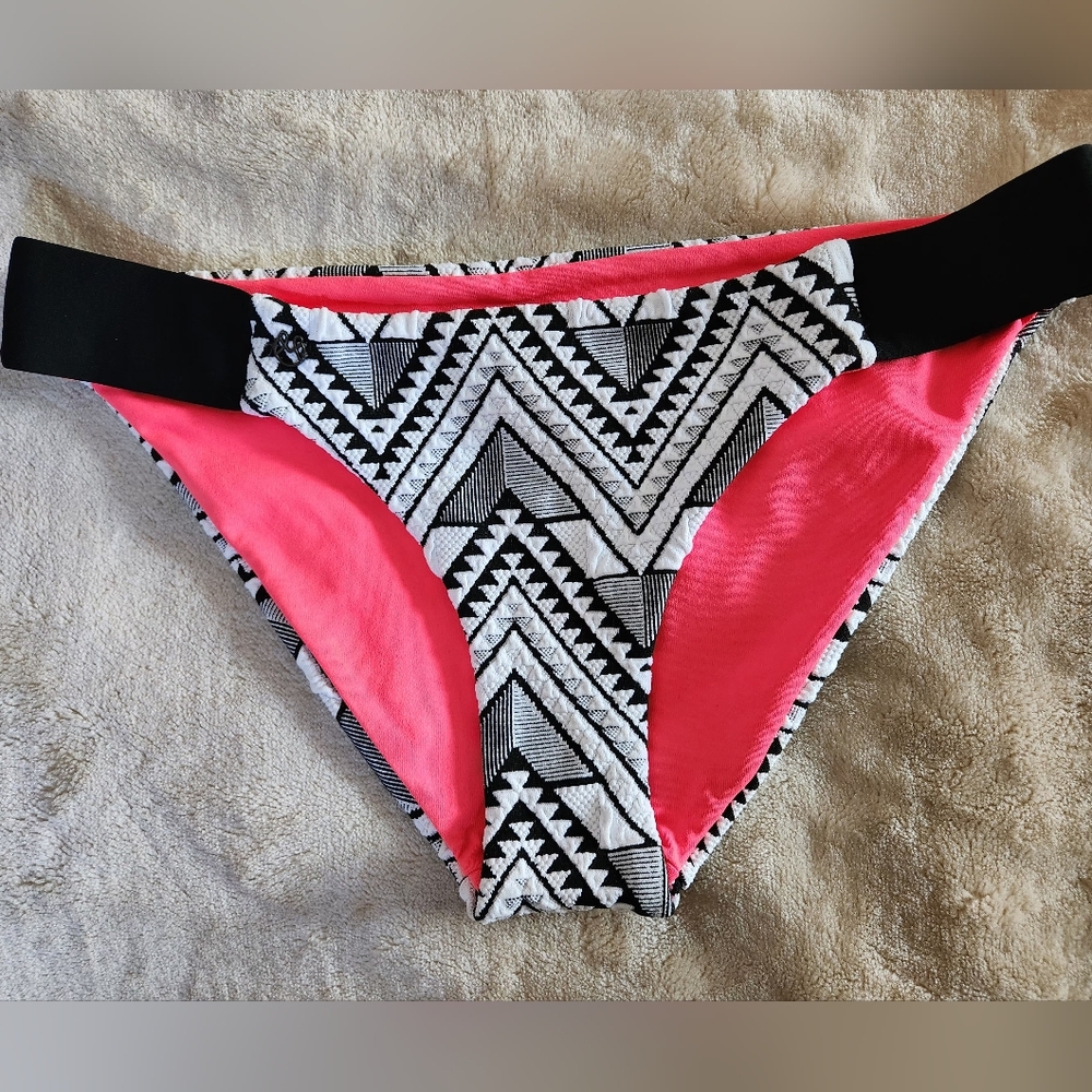 2/$30 Maaji Bold Pink and Black Reversible Bikini Bottoms NWT